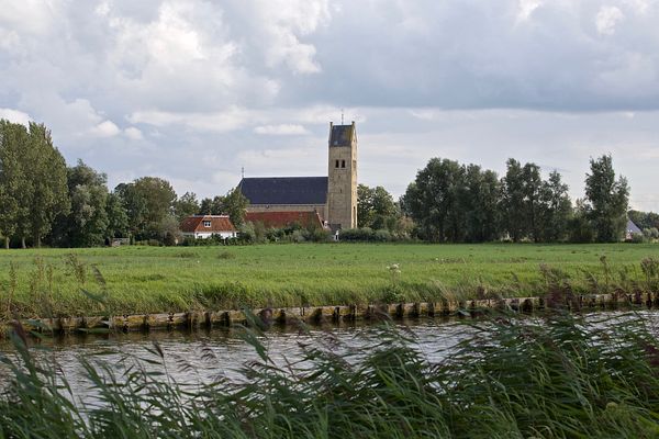 Hichtum, zicht op de kerk vanaf N359