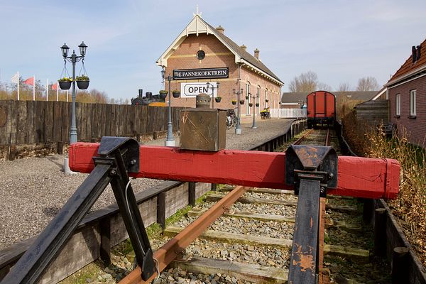 Marrum, herbouwd station + oude trein (Pannekoek restaurant)