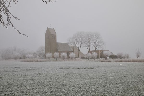 Westhem, kerk in sneeuw en mist