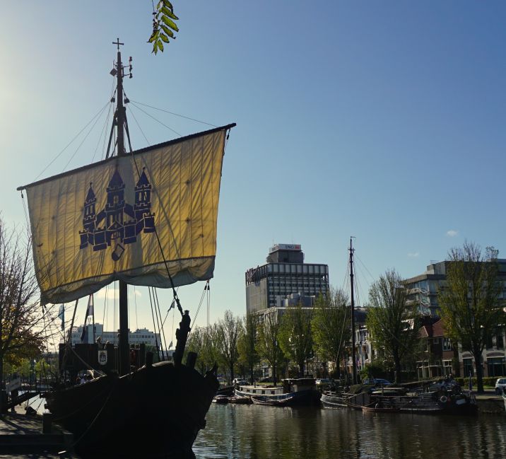 Kamper Kogge afgemeerd voor de stadsschouwburg de Harmonie in Leeuwarden