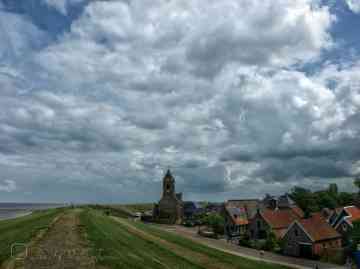 Het dorpje Wierum en de wattenhemel