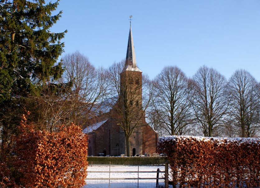 De Kruiskerk Burgum in de winter.