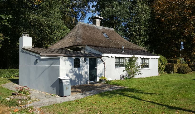Historische oude tuinmanswoning in het park van Heemstra State.