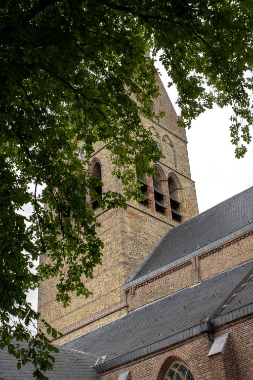 Zicht op toren Martinikerk in Bolsward